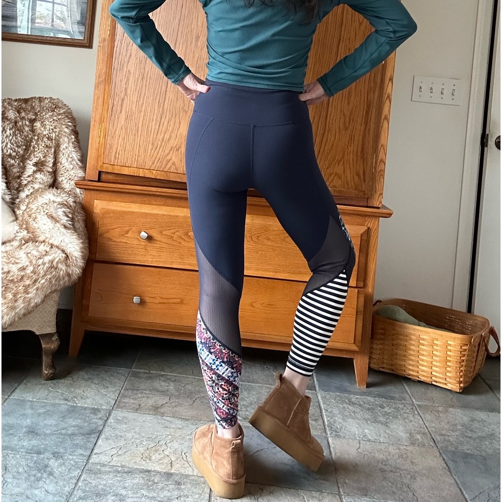 ATHLETA BUTTER SOFT SALUTATION 7/8 MIXED BEACH PRINTS NAVY MESH BOTTOMS - Picture 2 of 14